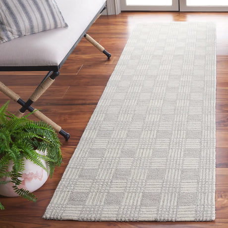 Safavieh Ebony 2'-3" x 9'-0" Rug in Light Grey / Ivory