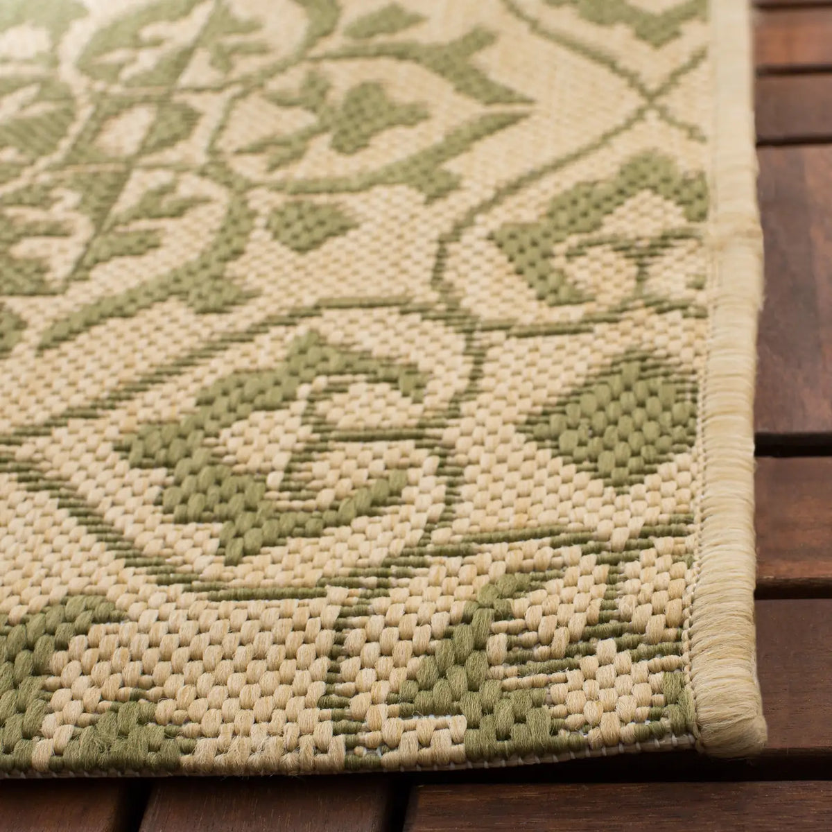 Safavieh Courtyard 4'-0" x 5'-7" Rug in Green / Creme