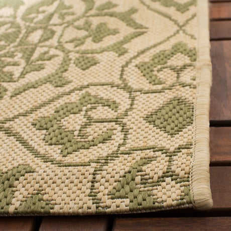 Safavieh Courtyard 4'-0" x 5'-7" Rug in Green / Creme
