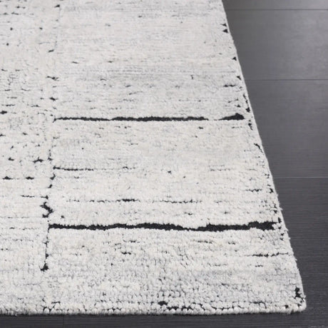 Safavieh Kenya 4'-0" x 6'-0" Rug in Ivory / Black