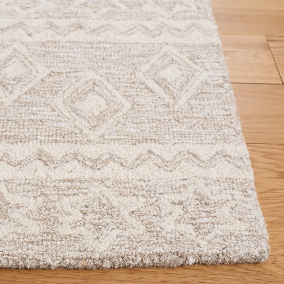 Safavieh Micro-Loop 5'-0" x 8'-0" Rug in Beige / Ivory