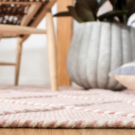 Safavieh Casablanca 4'-0" x 6'-0" Rug in Pink / Ivory