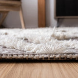 Safavieh Kenya 4'-0" x 6'-0" Rug in Brown / Ivory