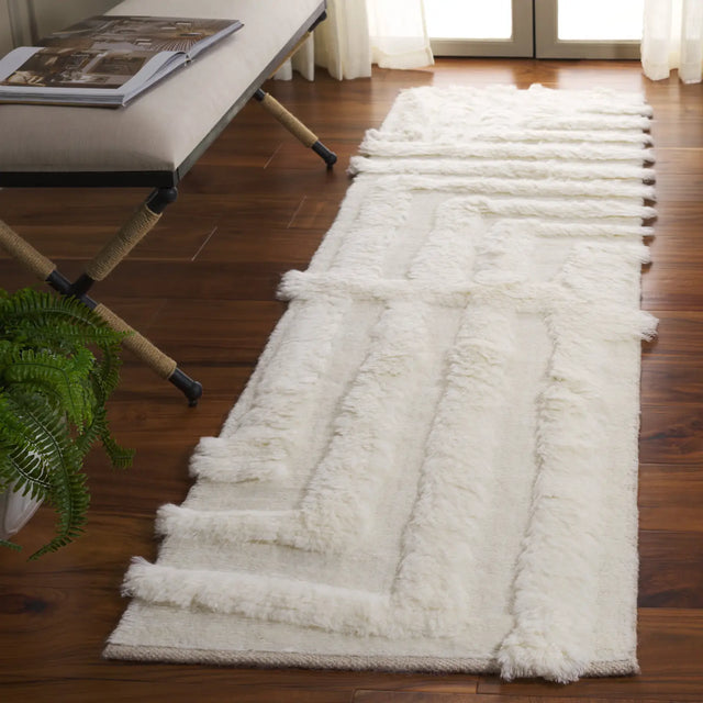 Safavieh Casablanca 2'-3" x 8'-0" Rug in Ivory