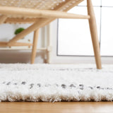 Safavieh Casablanca 4'-0" x 6'-0" Rug in Ivory / Grey