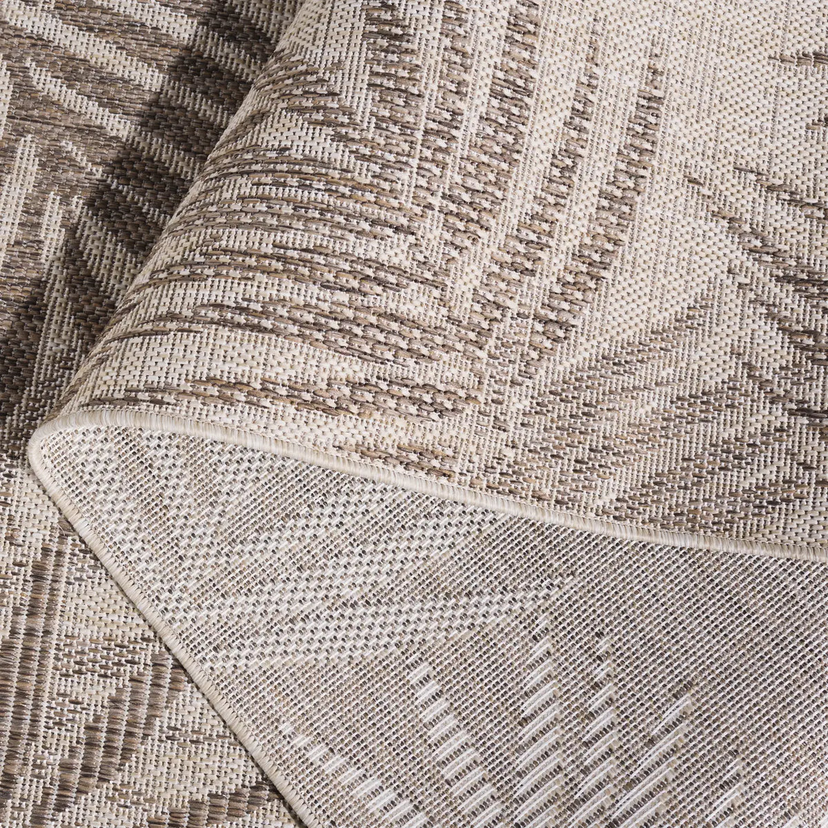 Safavieh Beach House 4'-0" x 6'-0" Rug in Beige / Brown