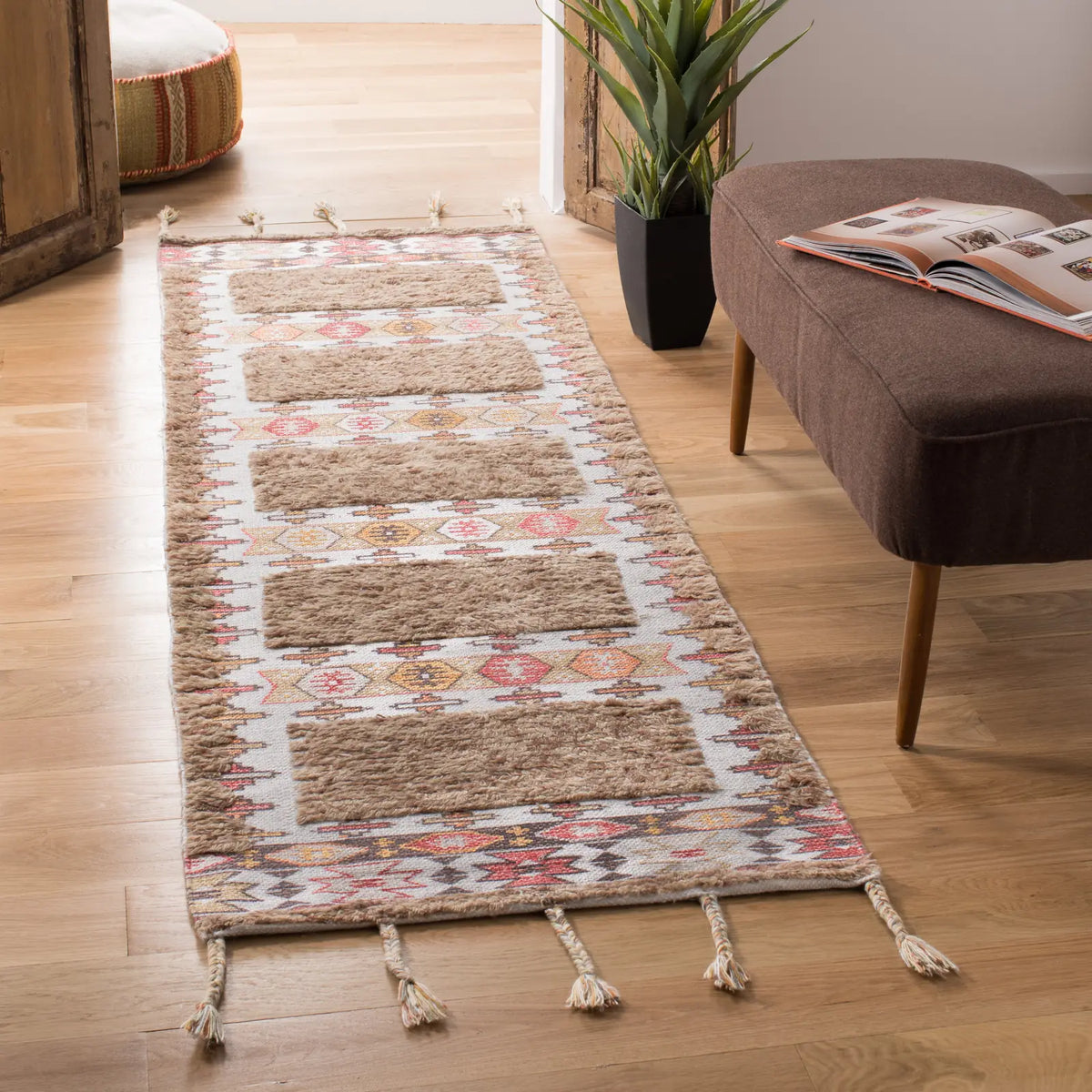 Safavieh Saffron 2'-3" x 8'-0" Rug in Taupe / Ivory