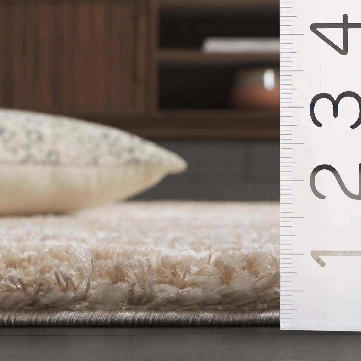 Safavieh Tahoe Shag 4'-0" x 6'-0" Rug in Gold / Ivory