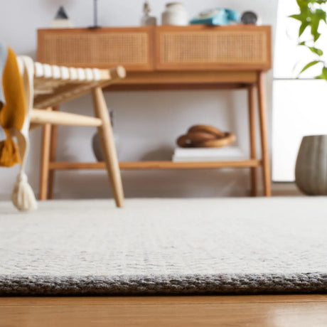 Safavieh Vermont 4'-0" x 6'-0" Rug in Grey / Ivory