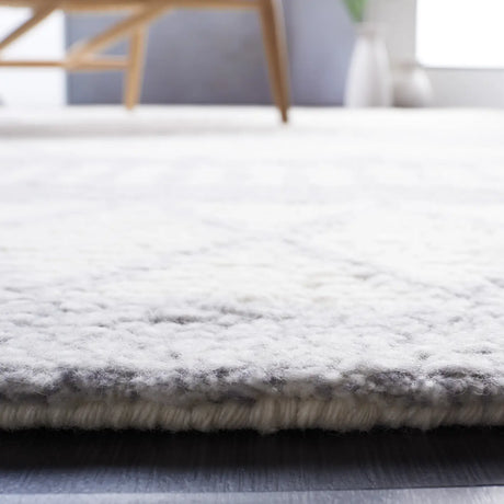 Safavieh Vermont 4'-0" x 6'-0" Rug in Ivory / Grey