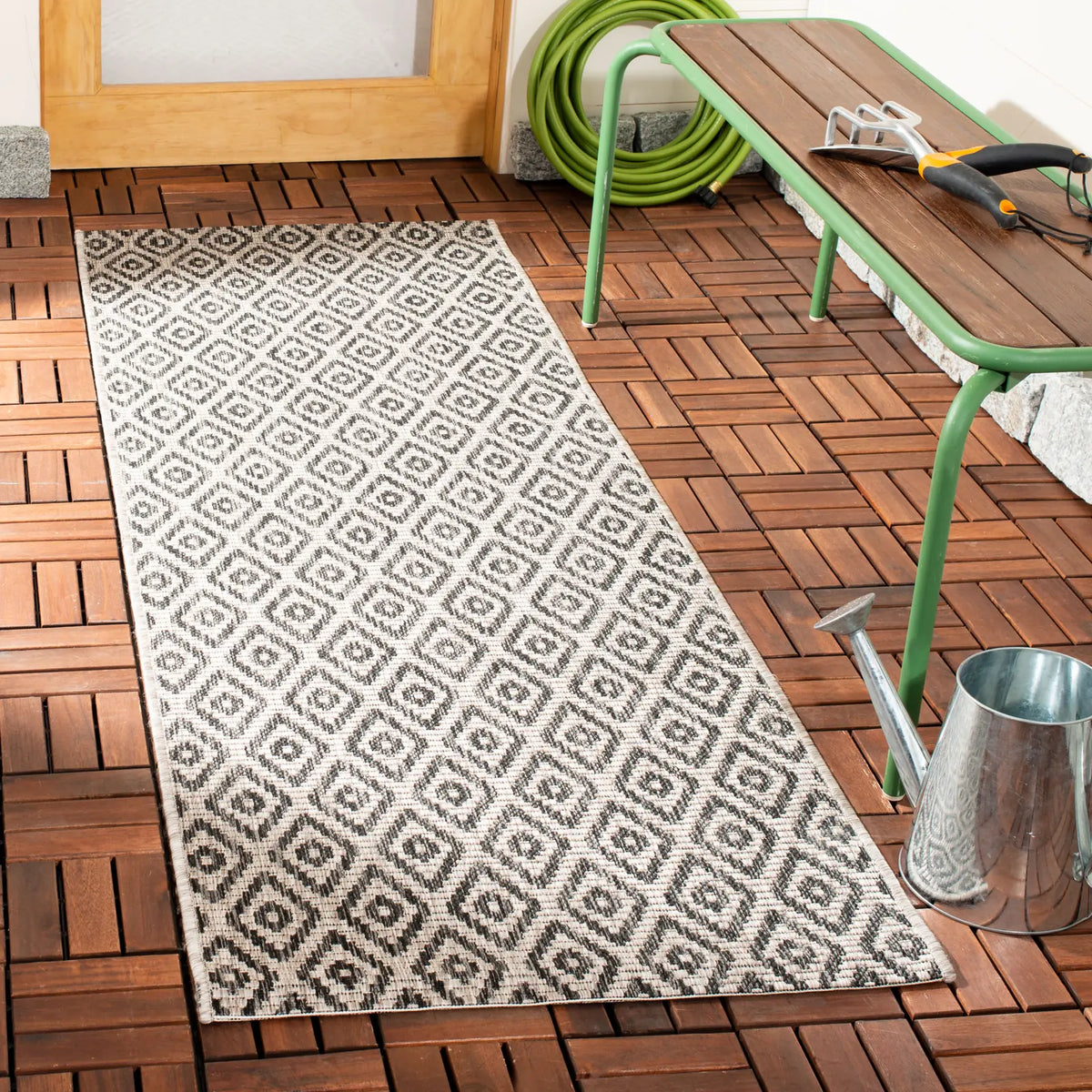 Safavieh Courtyard 2'-3" x 6'-7" Rug in Beige / Black