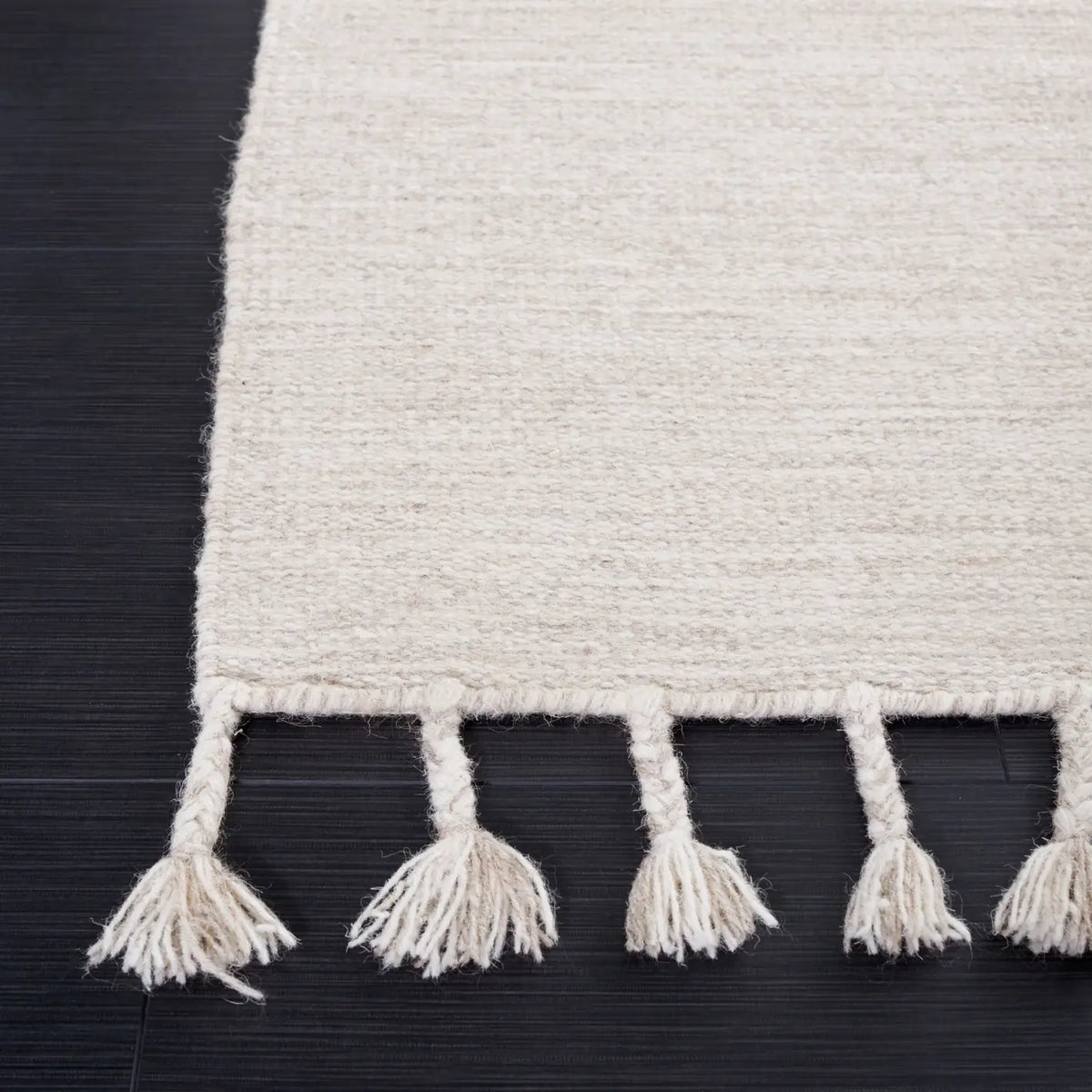 Safavieh Dhurries 4'-0" x 6'-0" Rug in Beige