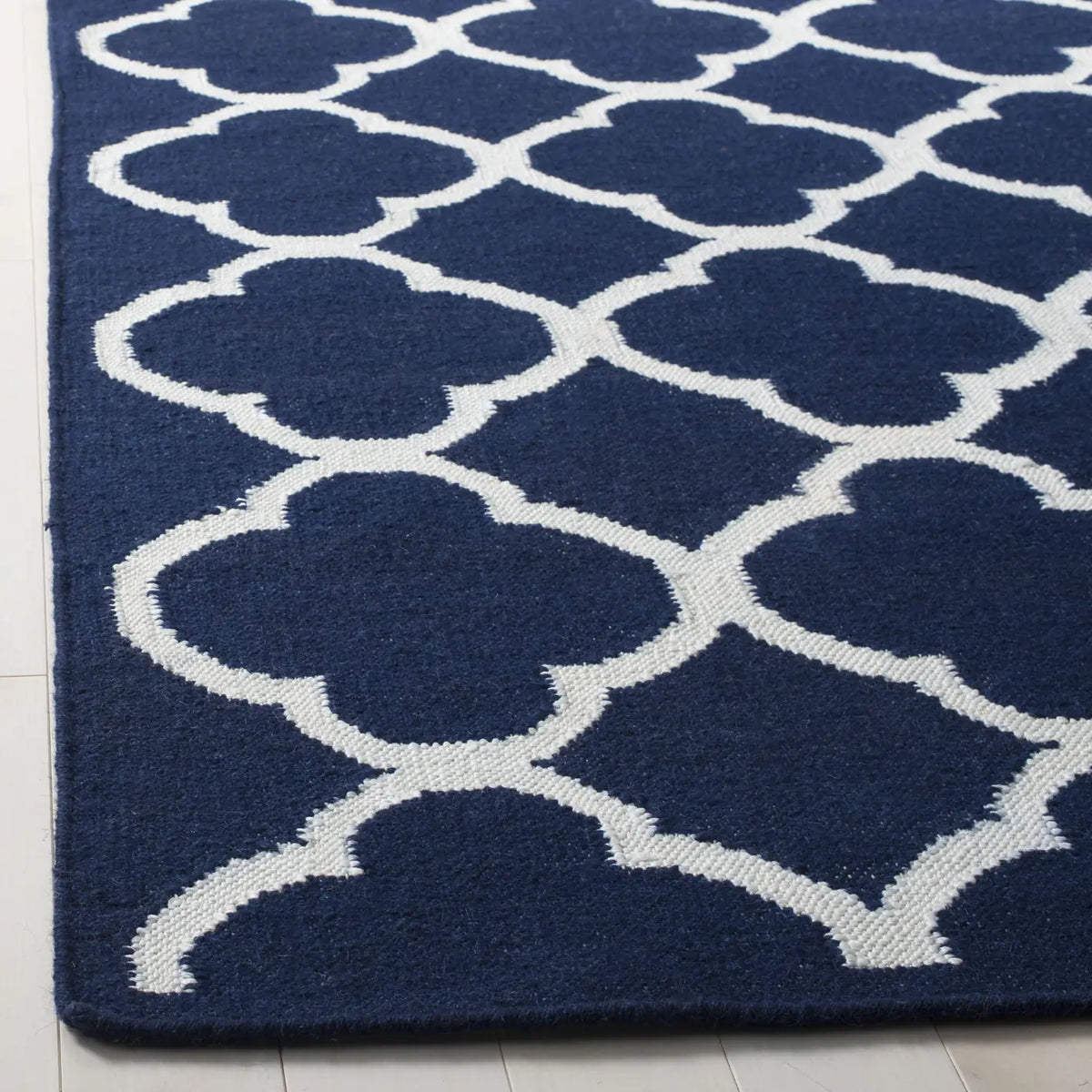 Safavieh Dhurries 4'-0" x 6'-0" Rug in Navy / Ivory