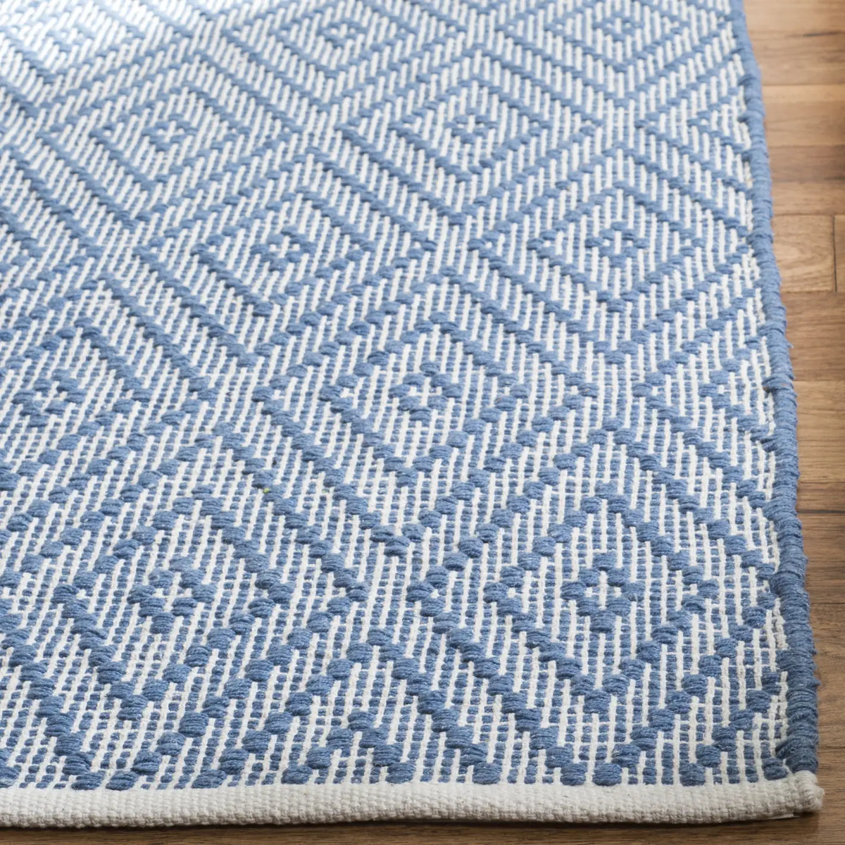 Safavieh Montauk 5'-0" x 8'-0" Rug in Blue / Ivory