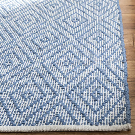Safavieh Montauk 5'-0" x 8'-0" Rug in Blue / Ivory