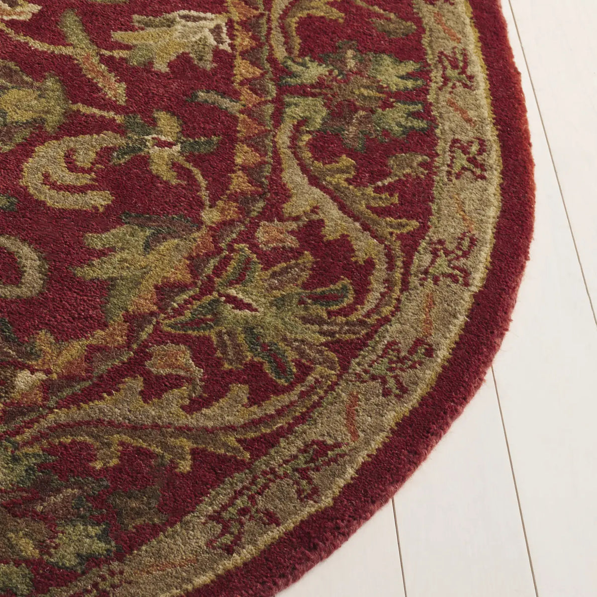 Safavieh Antiquity 4'-6" x 6'-6" Rug in Red / Red