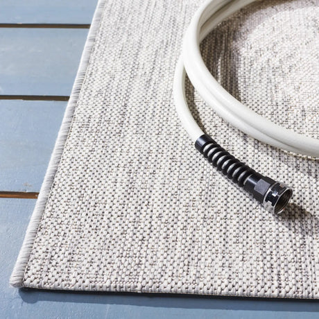 Safavieh Courtyard 4'-0" x 5'-7" Rug in Beige / Grey