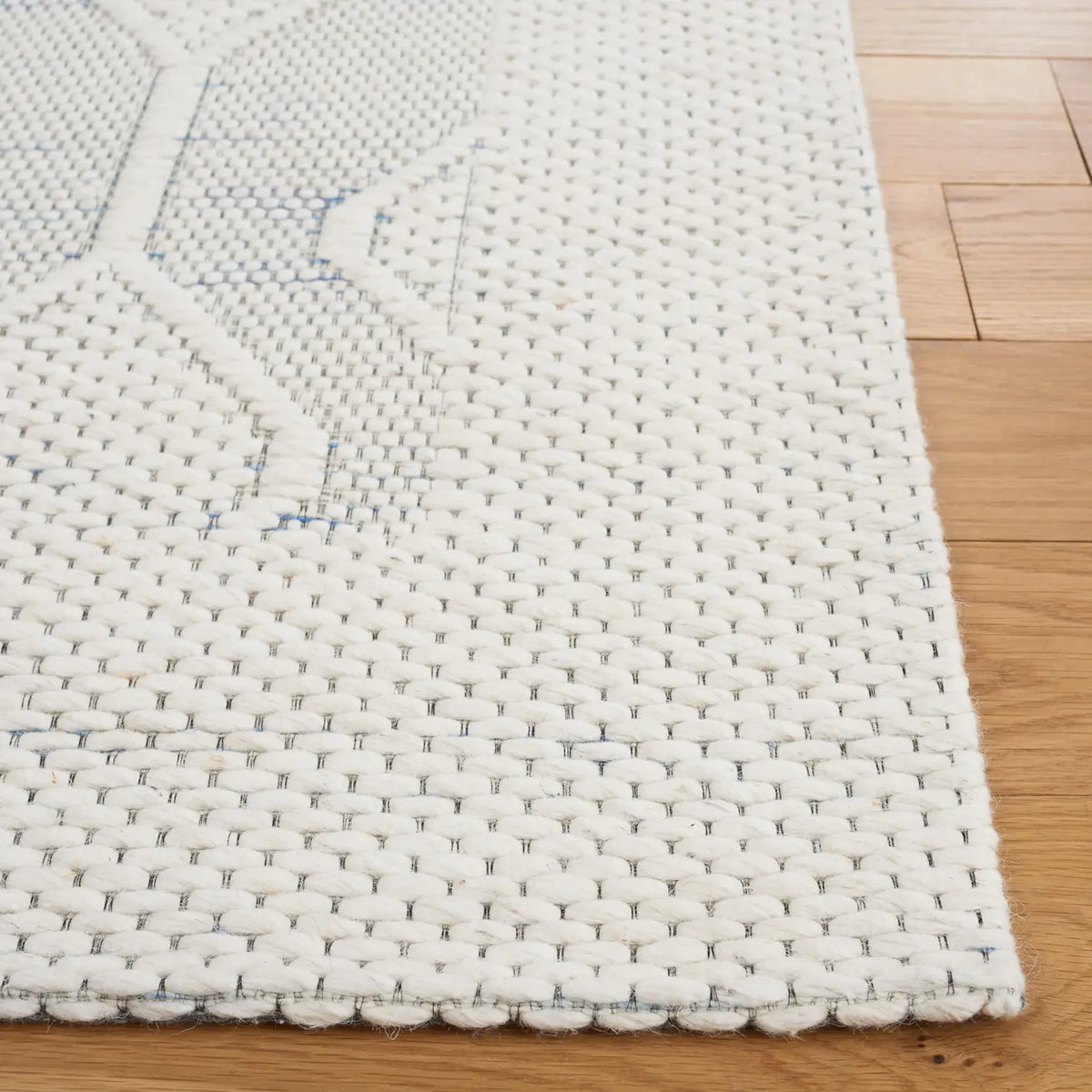 Safavieh Marbella 4'-0" x 6'-0" Rug in Ivory / Blue
