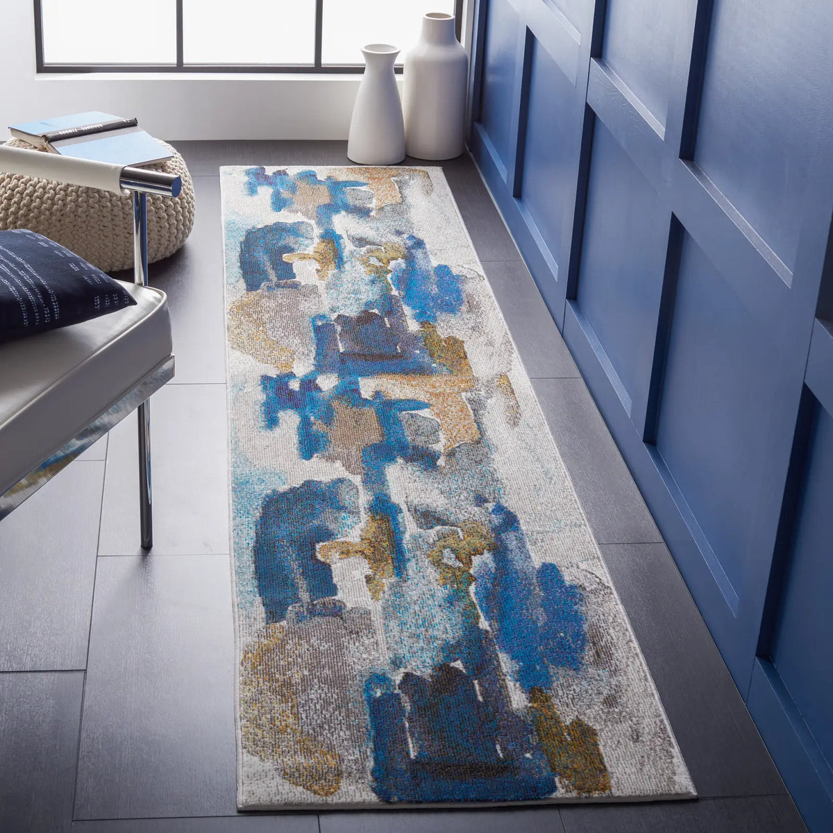 Safavieh Aria 2'-0" x 8'-0" Rug in Ivory / Navy
