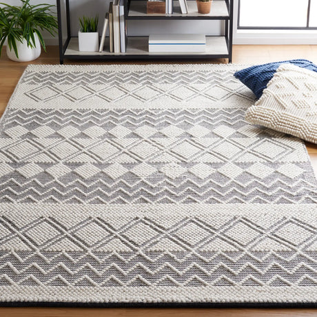 Safavieh Natura 4'-0" x 6'-0" Rug in Black / Ivory