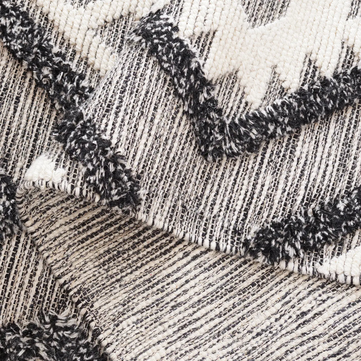 Safavieh Natura 4'-0" x 6'-0" Rug in Black / Ivory