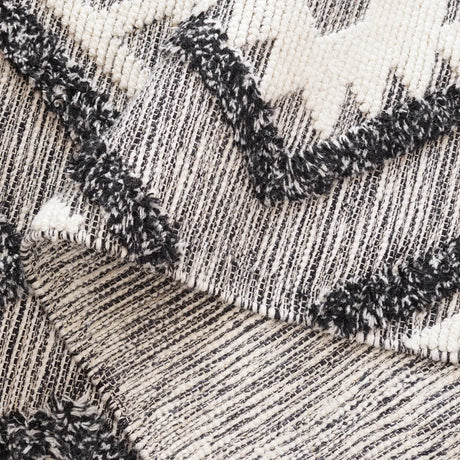 Safavieh Natura 4'-0" x 6'-0" Rug in Black / Ivory