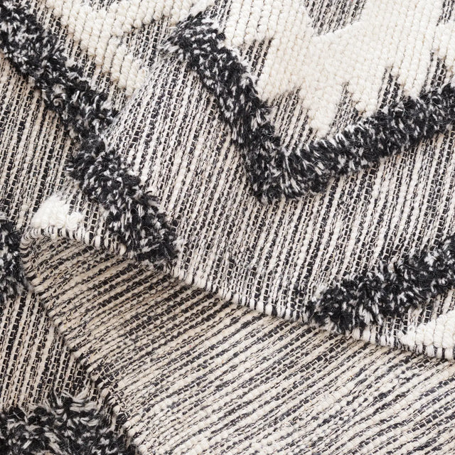 Safavieh Natura 4'-0" x 6'-0" Rug in Black / Ivory