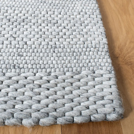 Safavieh Marbella 4'-0" x 6'-0" Rug in Silver / Grey