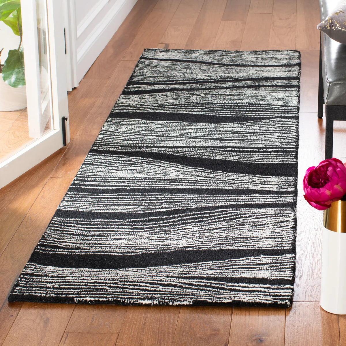 Safavieh Metro 2'-3" x 8'-0" Rug in Black / Ivory