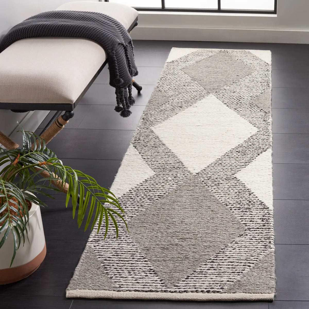 Safavieh Natura 2'-3" x 8'-0" Rug in Ivory / Grey