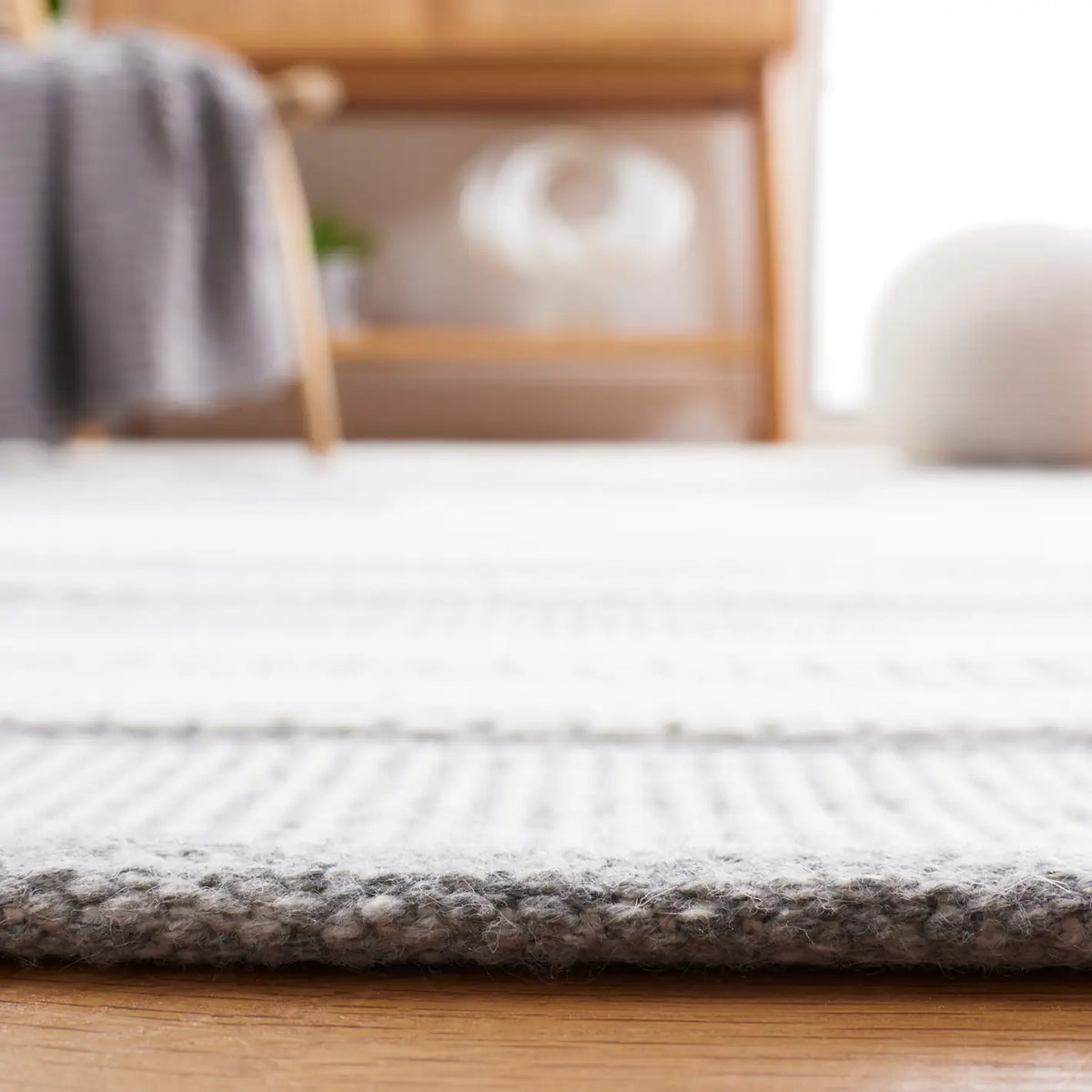 Safavieh Kilim 4'-0" x 6'-0" Rug in Ivory / Grey