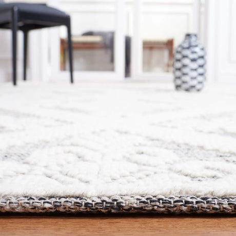 Safavieh Vermont 4'-0" x 6'-0" Rug in Ivory / Grey
