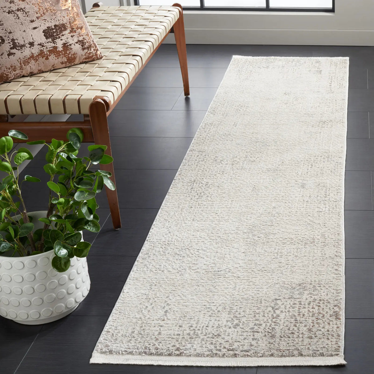Safavieh Diamond 2'-2" x 8'-0" Rug in Beige / Grey