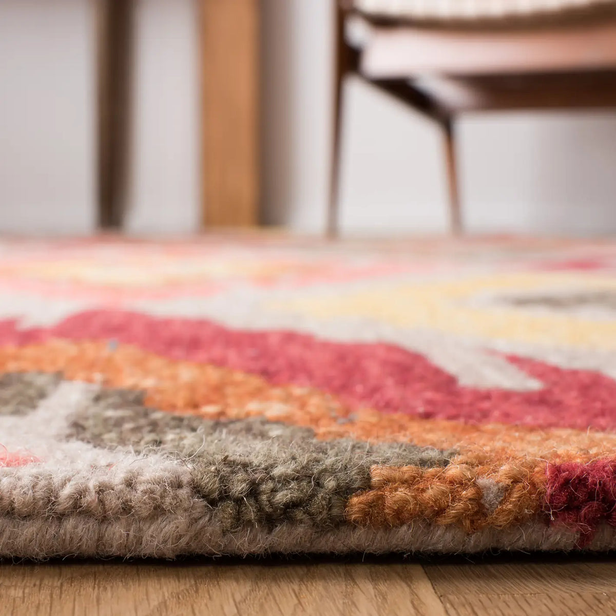 Safavieh Ikat 4'-0" x 6'-0" Rug in Beige / Pink