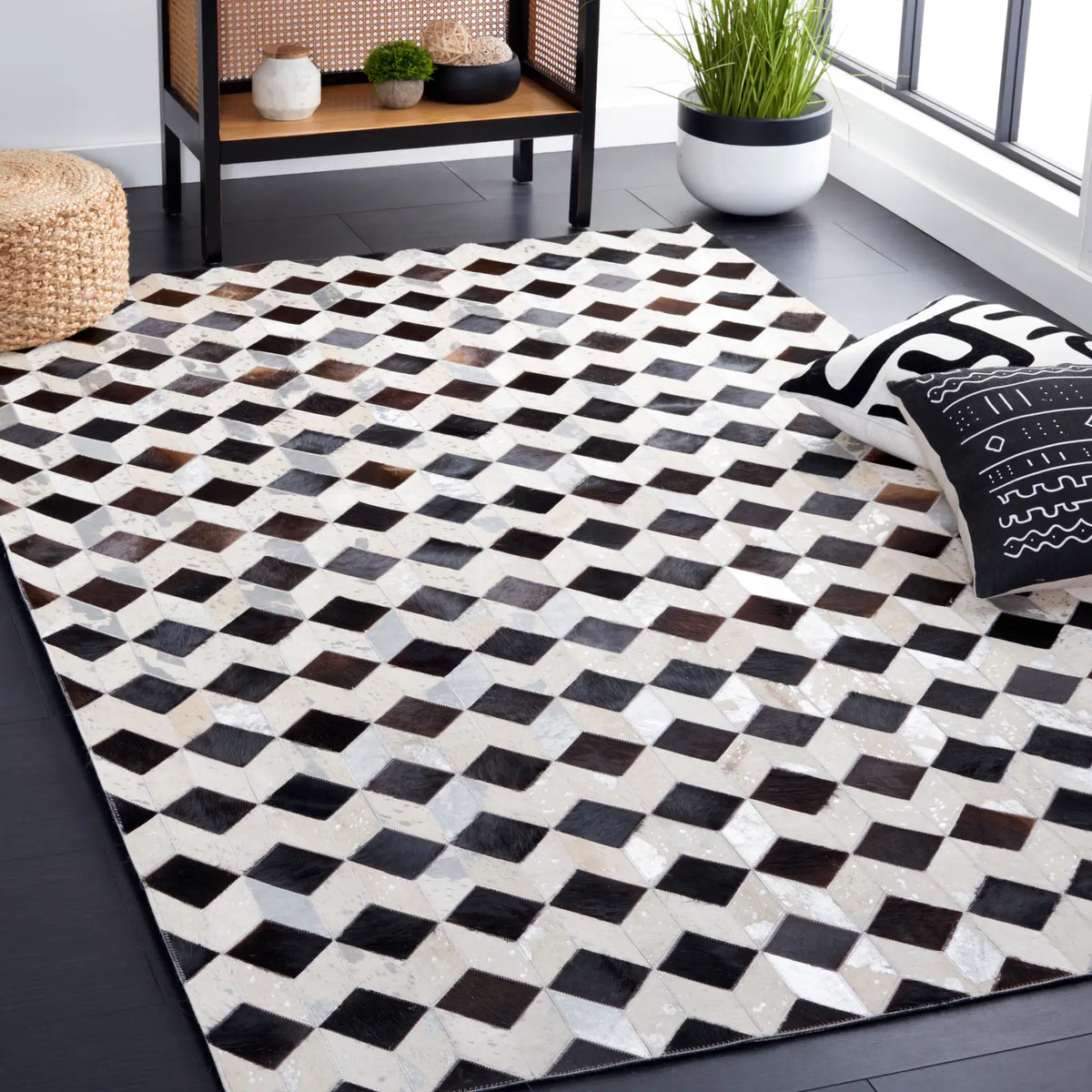 Safavieh Studio Leather 4'-0" x 6'-0" Rug in Beige / Black