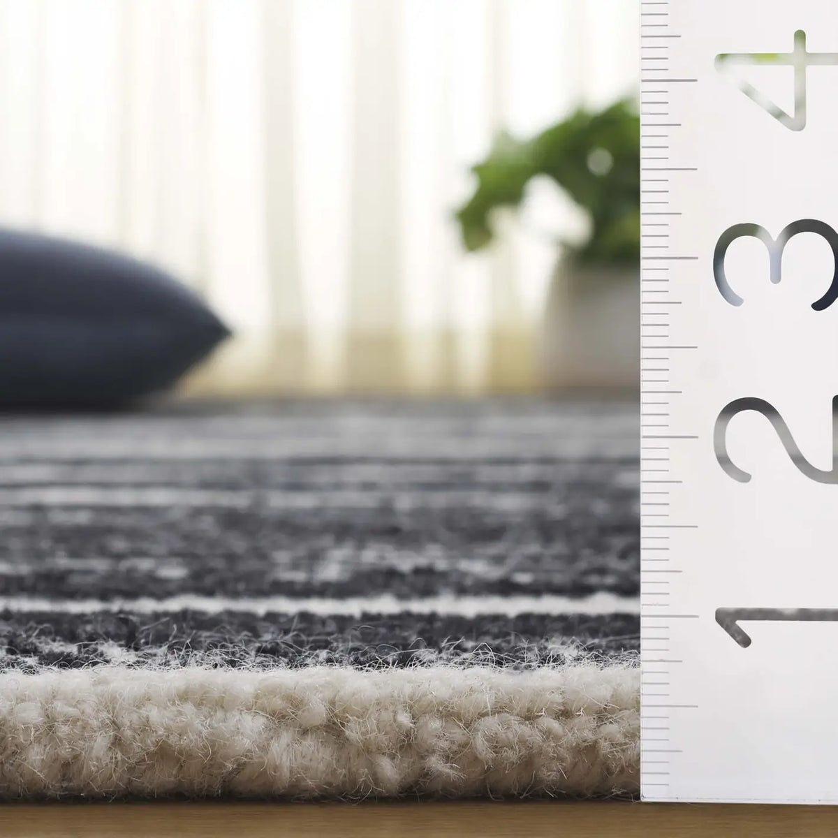 Safavieh Metro 4'-0" x 6'-0" Rug in Ivory / Black
