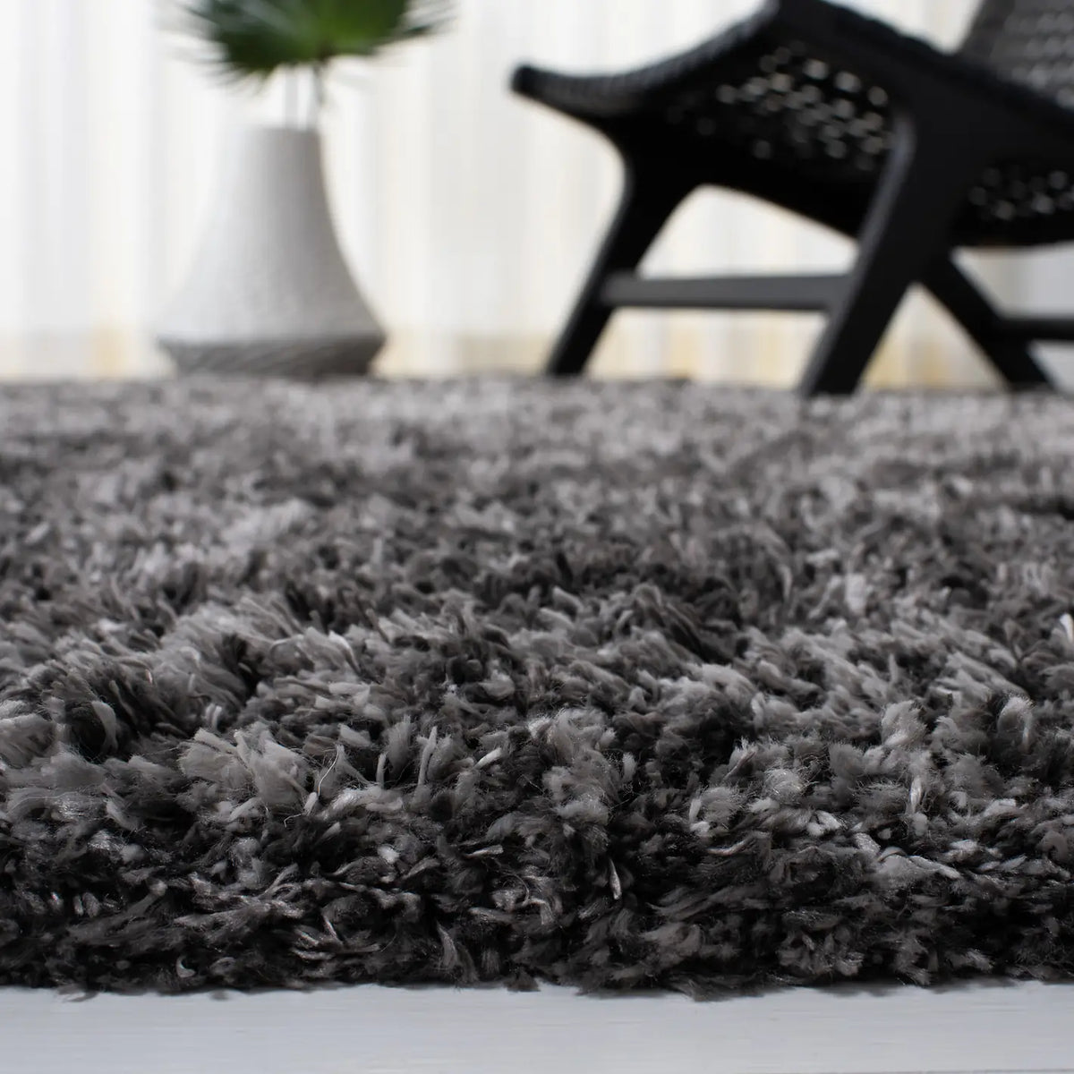 Safavieh Iceland Shag 4'-0" x 6'-0" Rug in Dark Grey / Ivory