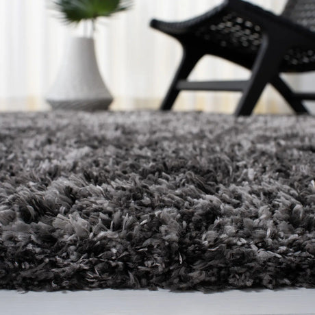 Safavieh Iceland Shag 4'-0" x 6'-0" Rug in Dark Grey / Ivory