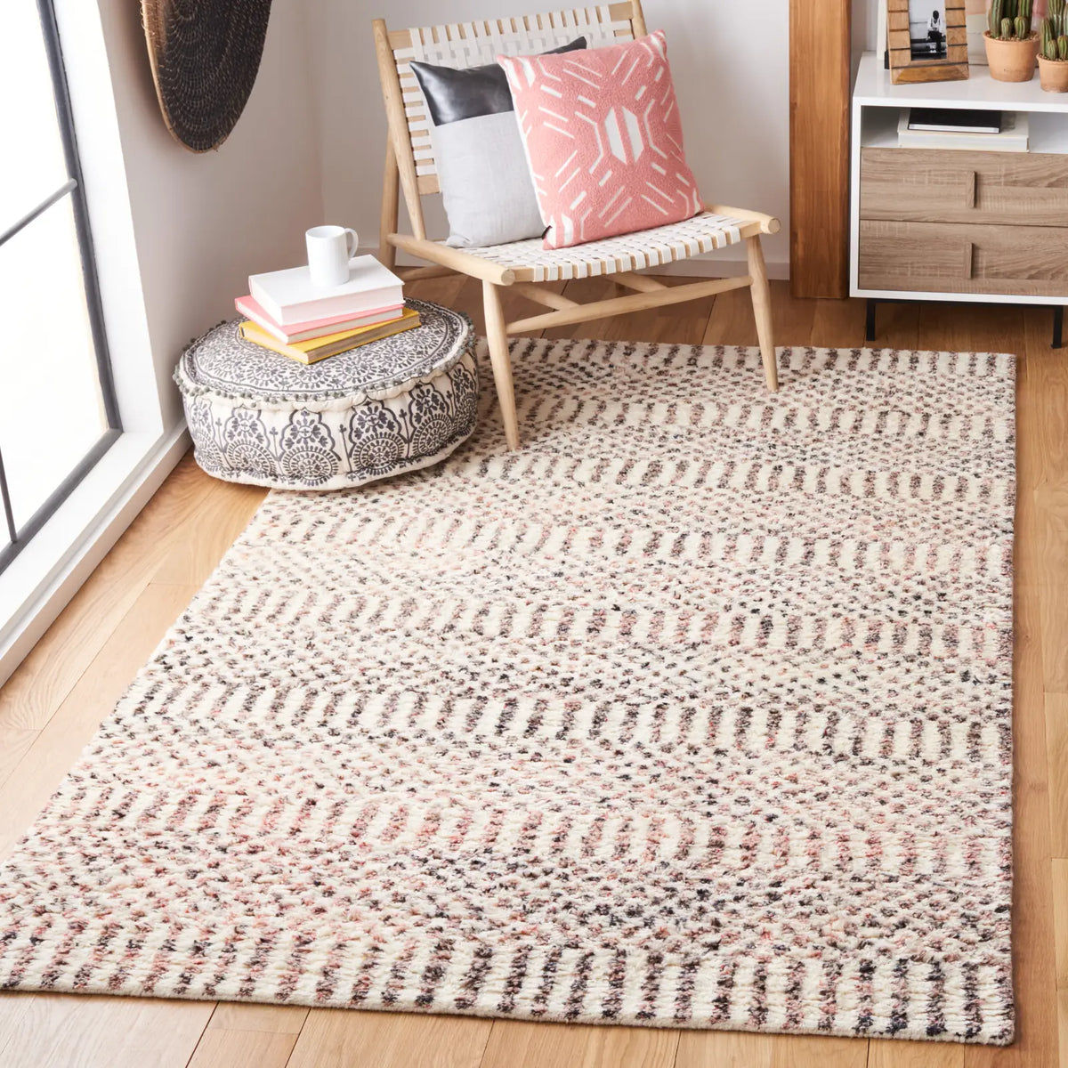 Safavieh Casablanca 4'-0" x 6'-0" Rug in Ivory / Pink
