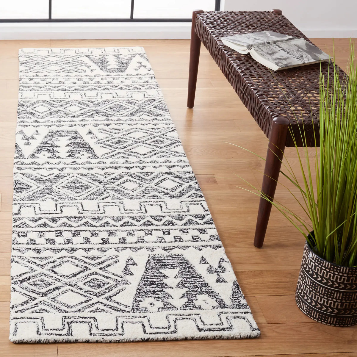 Safavieh Abstract 2'-3" x 8'-0" Rug in Ivory / Black