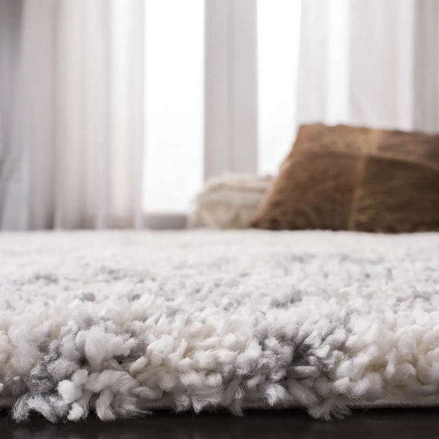 Safavieh Fontana Shag  800 4'-0" x 6'-0" Rug in Cream / Grey