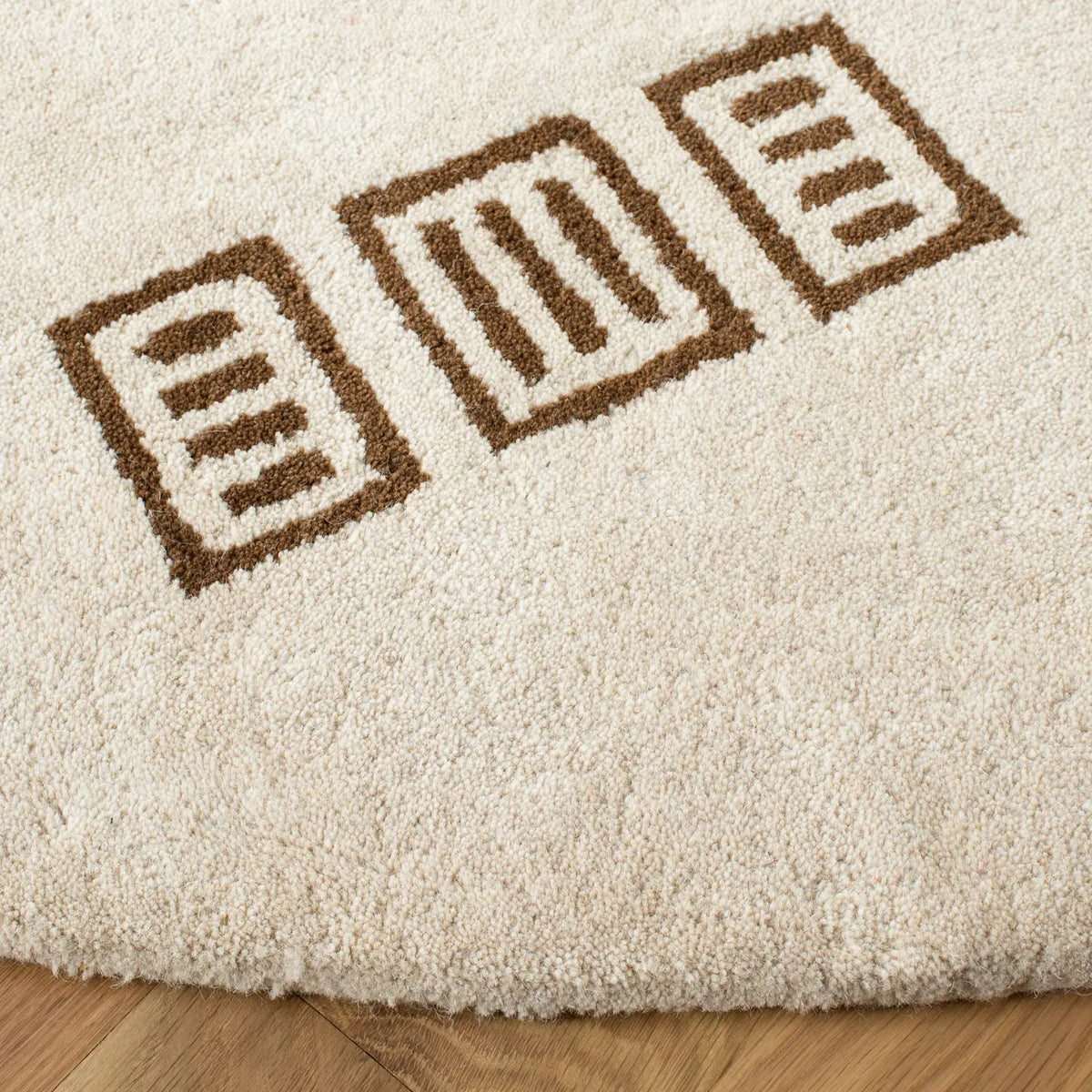 Safavieh Soho 6'-0" x 6'-0" Rug in Beige / Brown