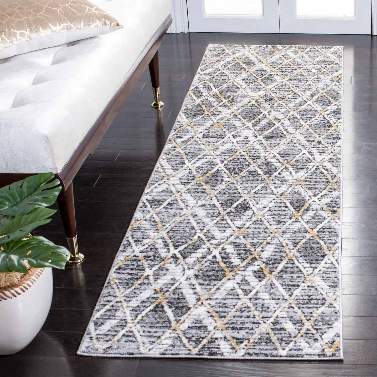 Safavieh Lagoon 2'-2" x 8'-0" Rug in Grey / Gold