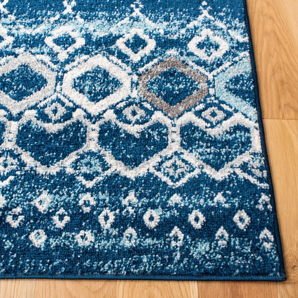 Safavieh Amsterdam 4'-0" x 6'-0" Rug in Navy / Beige