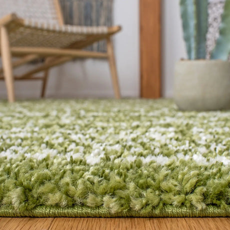 Safavieh Arizona Shag 4'-0" x 6'-0" Rug in Green / Ivory