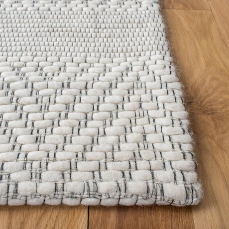 Safavieh Marbella 4'-0" x 6'-0" Rug in Ivory