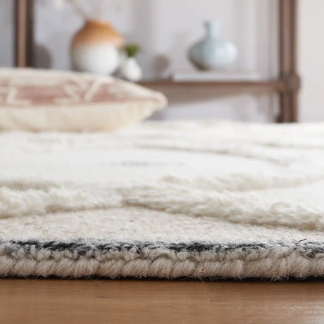 Safavieh Casablanca 4'-0" x 6'-0" Rug in Ivory / Brown
