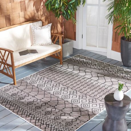 Safavieh Havana 4'-5" x 6'-5" Rug in Light Brown / Black