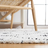 Safavieh Casablanca 4'-0" x 6'-0" Rug in Ivory / Black