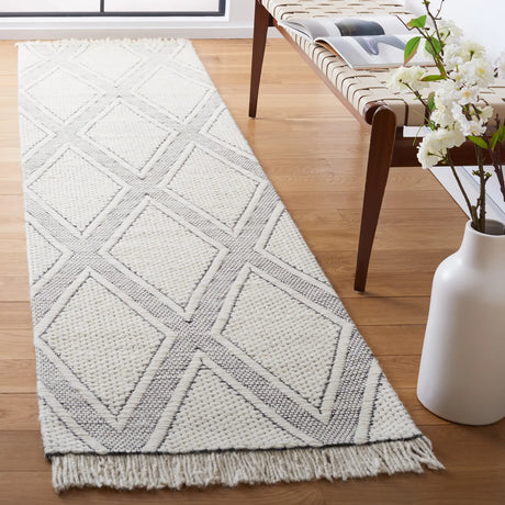 Safavieh Natura 2'-3" x 9'-0" Rug in Ivory / Black